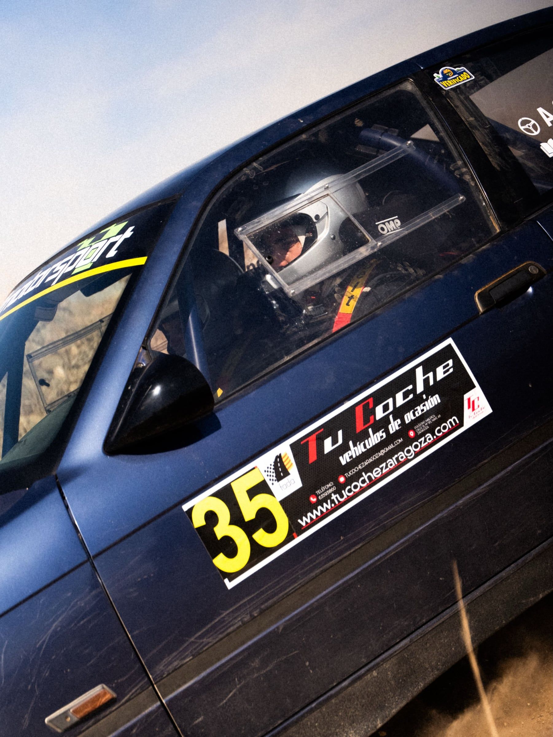 Piloto del coche 35 con casco, de cerca