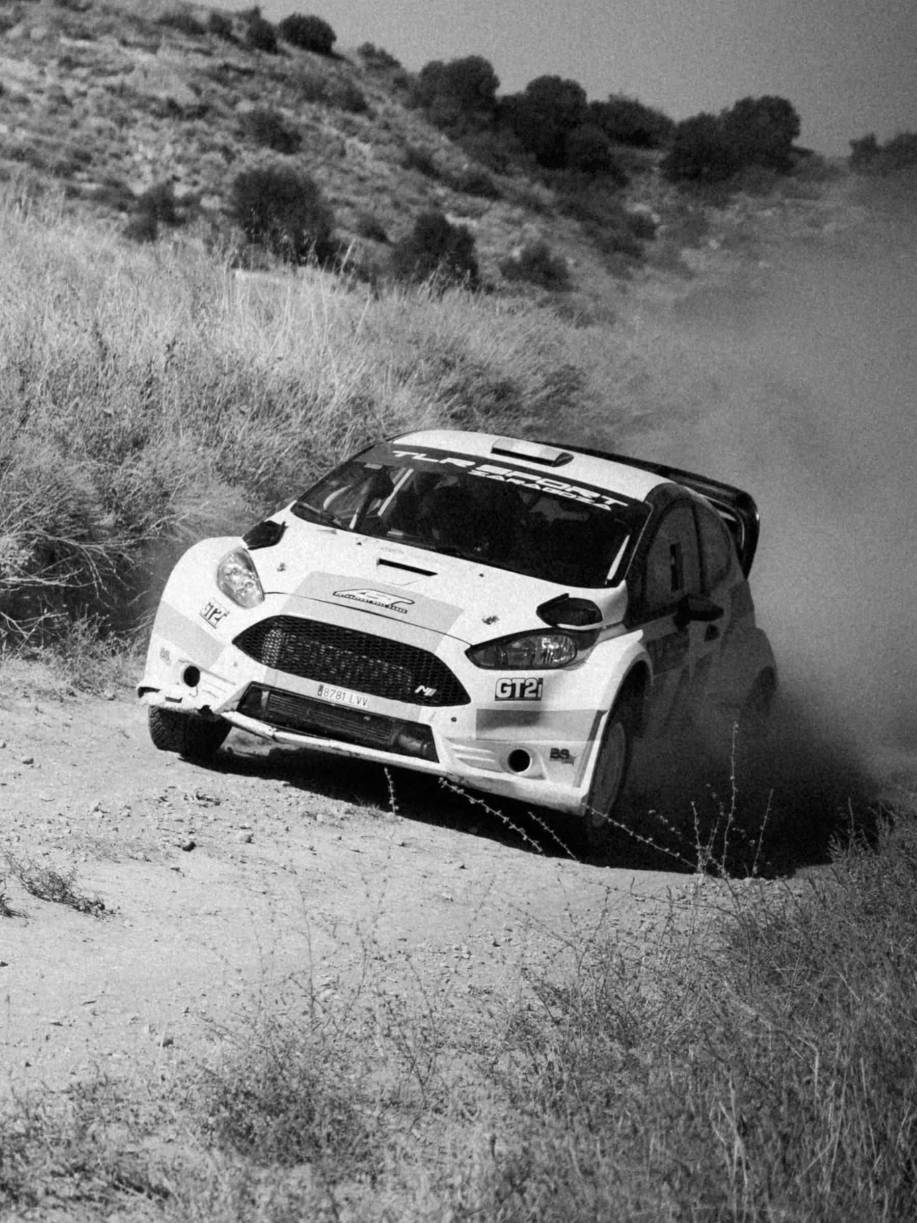 Ford Fiesta blanco derrapando, en blanco y negro