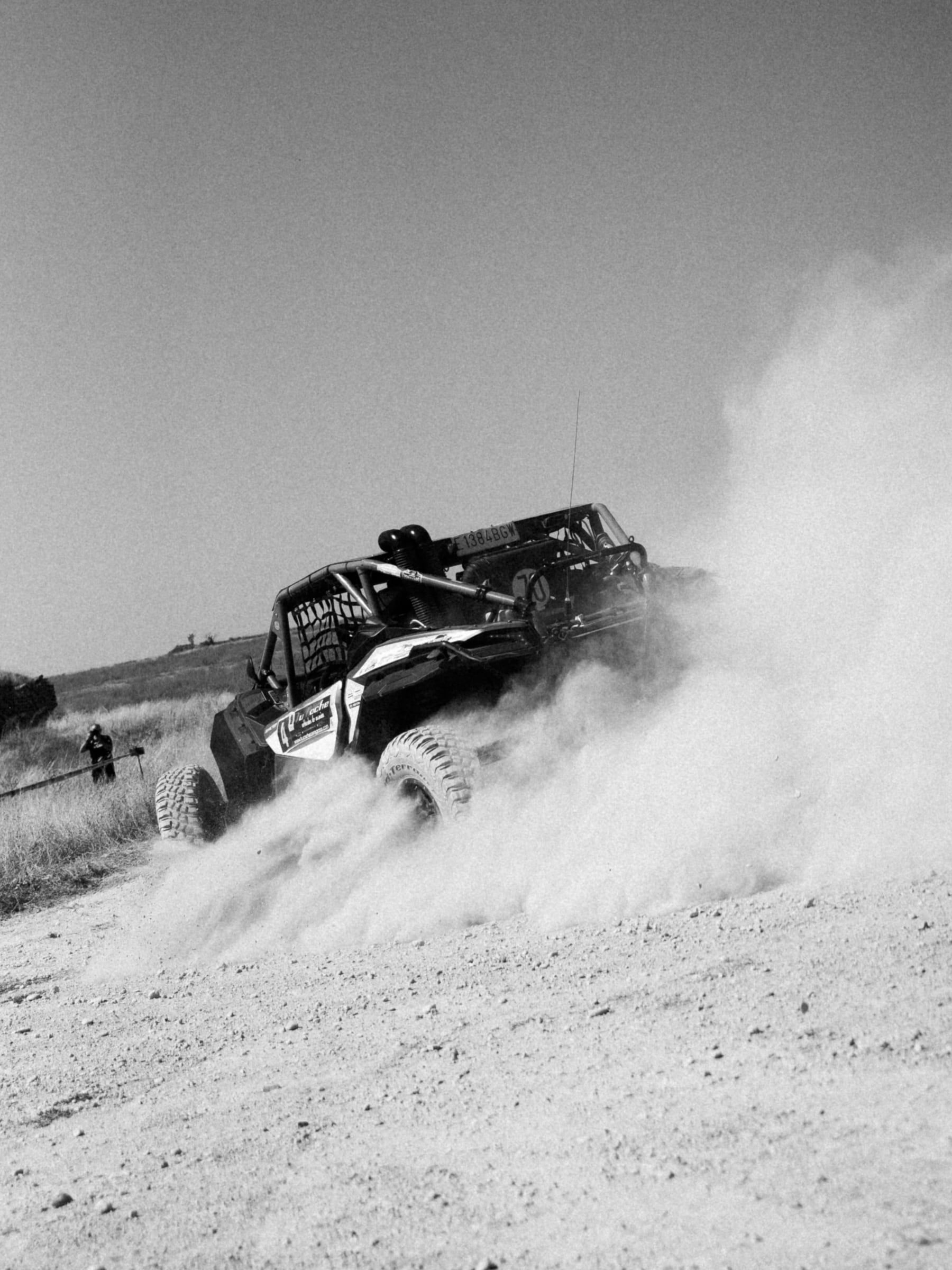Buggy envuelto en polvo, en blanco y negro