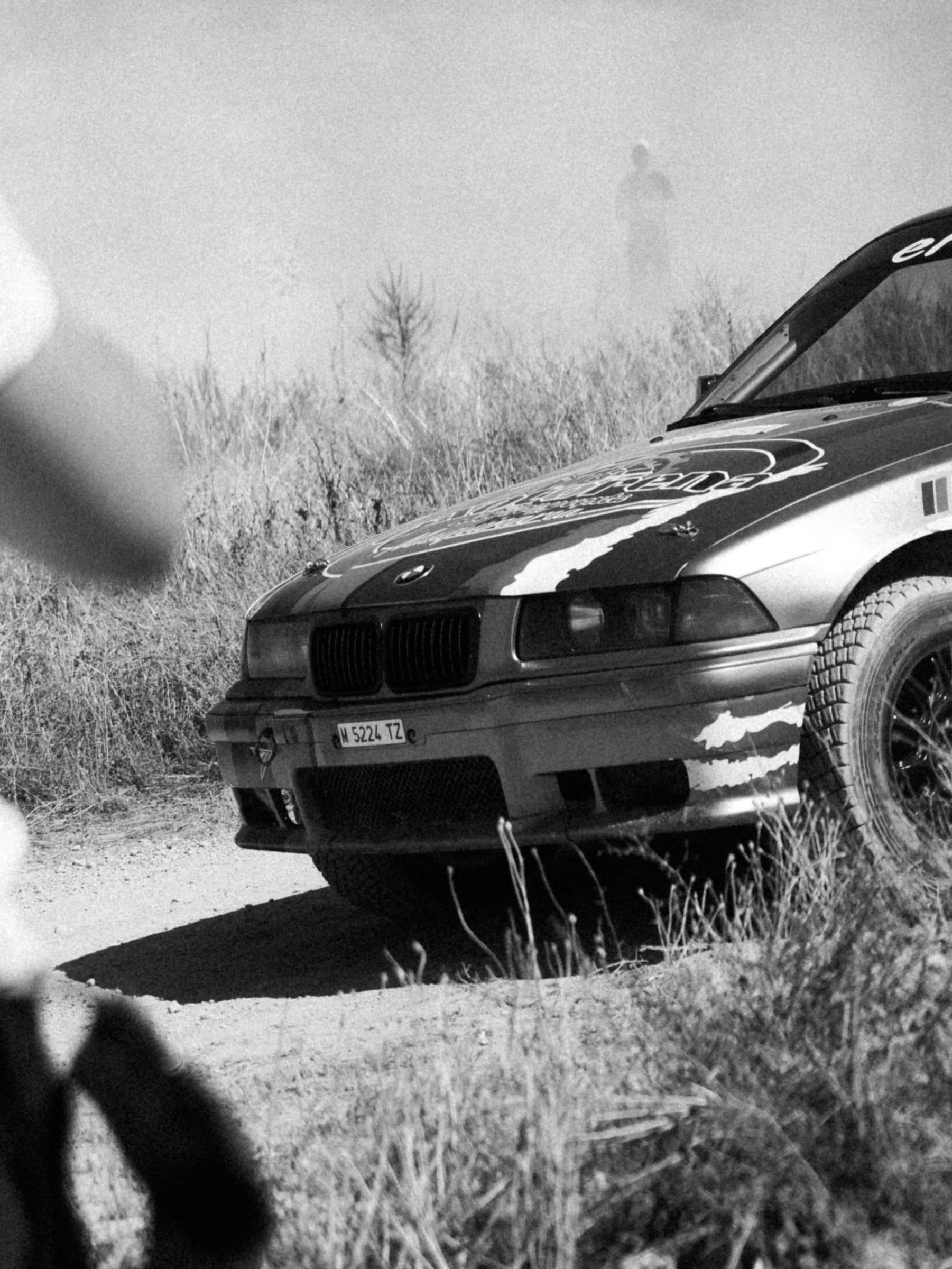 BMW Serie 3 entre hierba alta, en blanco y negro