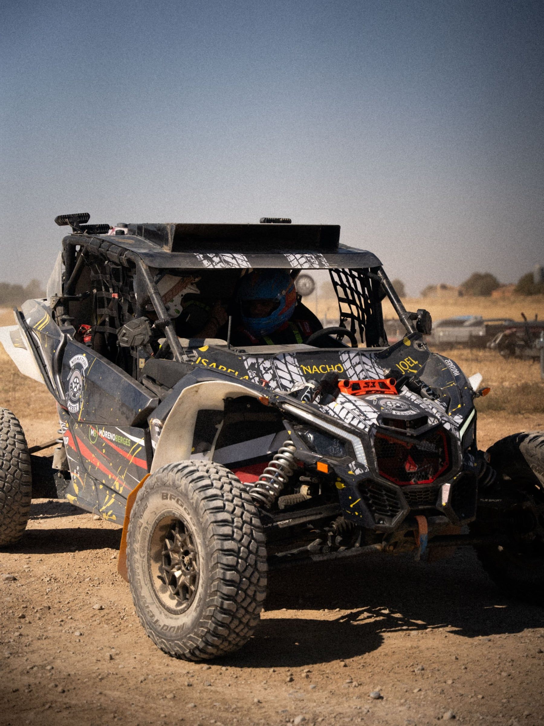 Buggy de tierra con ruedas enormes de frente