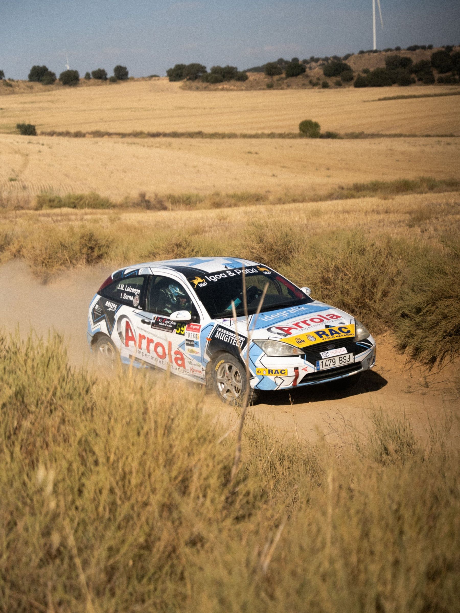 Coche de Arrola cruzando entre campos de cereal